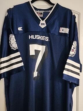 UCONN HUSKIES JERSEY Universiry Of Connecticut Football Basketball Sports #7